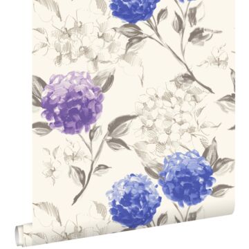 papier peint hortensias bleu profond et violet de ESTAhome