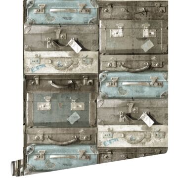 papier peint valises vintage bleu canard et marron de ESTAhome