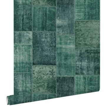 papier peint tapis patchwork kilim oriental vert émeraude intense de ESTAhome