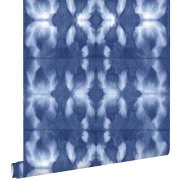 papier peint motif shibori tie-dye bleu jeans indigo intense de ESTAhome