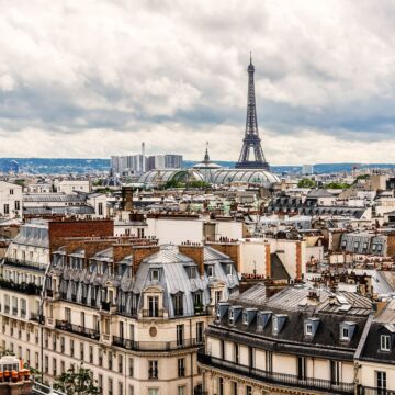 papier peint panoramique Paris vue sur la ville beige et gris de ESTAhome