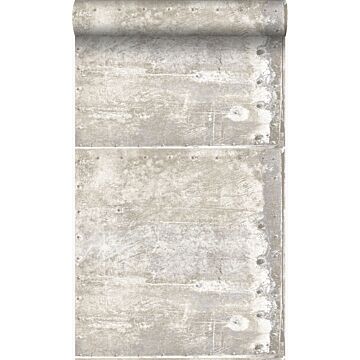 papier peint grandes plaques métalliques rouillées, vieillies, altérées et touchées par les intempéries avec des rivets blanc cassé de Origin Wallcoverings